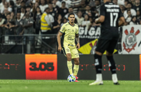 Lucas Verssimo se preparando para chutar bola no jogo contra o Botafogo