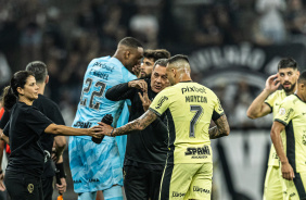 Maycon conversando com Luxemburgo na pausa do jogo contra o Botafogo