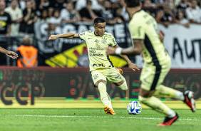 Pedro tentando chute no jogo contra o Botafogo pelo Brasileiro