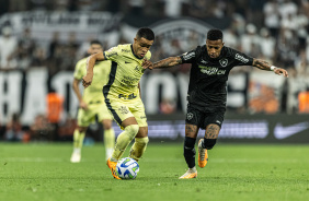 Pedro tentando sair da marcao do Botafogo