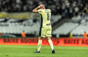 Renato Augusto com as mos na cabea lamentando gol perdido contra o Botafogo