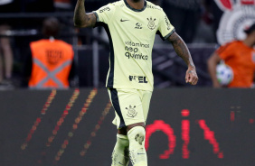 Gil celebra gol marcado sobre o Botafogo