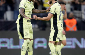 Gil e Bruno Mndez comemoram gol do Corinthians