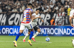 Lucas Verssimo em ao pelo Corinthians no jogo contra o Fortaleza