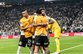 Yuri Alberto celebra com o banco do Corinthians gol contra o Fortaleza