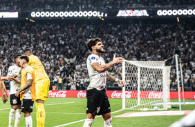 Yuri Alberto comemorando gol com a torcida