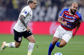 Fagner conduzindo a bola no jogo entre Corinthians e Fortaleza pela Sul-Americana