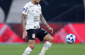 Maycon com a bola no jogo entre Corinthians e Fortaleza pela Sul-Americana