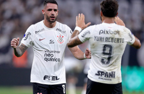 Renato Augusto e Yuri Alberto comemorando gol do Corinthians sobre o Fortaleza