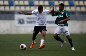 Victor Oliveira em disputa contra o Palmeiras no Paulisto Sub-20