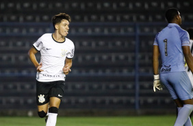 Beto correndo enquanto comemora um dos gols marcados contra o Santos