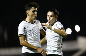 Beto e Kau Henrique festejando gol marcado contra o Santos pelo Brasileiro Sub-17