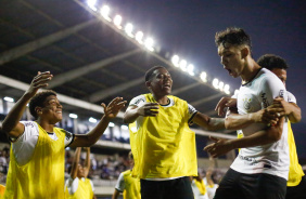 Beto sendo abraado por jogadores do Corinthians durante celebrao de gol anotado