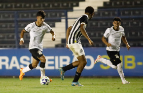 Guilherme Henrique correndo com a bola dominada contra o Santos; Juninho corre ao lado