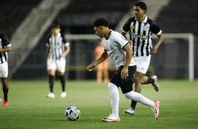Juninho correndo com a bola dominada durante jogo contra o Santos