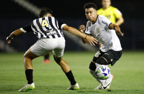 Juninho driblando jogador do Santos em jogo do Brasileiro Sub-17