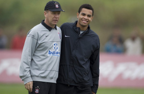 Mano Menezes ao lado de Dentinho em 2009