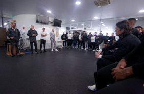 Mano Menezes sendo apresentado para o grupo do Corinthians