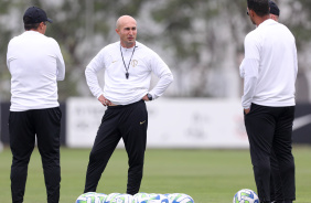 Cauan de Almeida em campo durante treino do Corinthians no CT Joaquim Grava