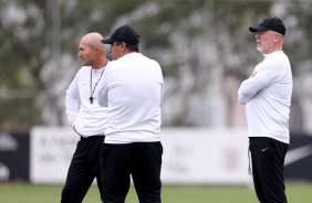 Cauan de Almeida, Sidnei Lobo e Mano Menezes durante treino do Corinthians no CT