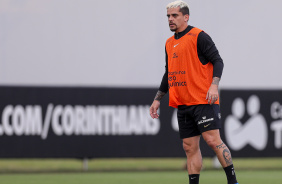 Fagner durante treino do Corinthians no CT Joaquim Grava