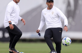 Leandro da Silva e Sidnei Lobo durante treino do Corinthians no CT Joaquim Grava