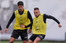 Maycon e Caetano em ao no treino da tarde no CT Joaquim Grava