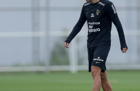 Romero com a bola durante treino do Corinthians