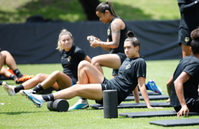 Andressa, Tamires e Vic Albuquerque realizando alongamento antes do treino