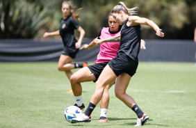 Gabi Zanotti em disputa de bola com Mariza no treino