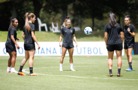 Jhennifer, Ju Ferreira, Paulinha, Gabi Portilho e Duda Sampaio no aquecimento para o treinamento