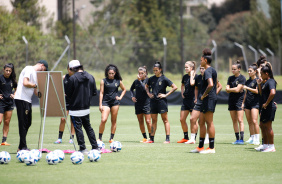 Jogadoras sendo orientadas pelo preparador fsico Marcelo Rossetti para a organizao em campo