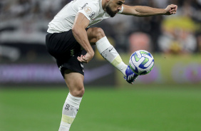 Bruno Mndez esticando a perna para dominar a bola