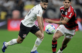 Bruno Mndez fazendo passe enquanto jogador do Flamengo o pressiona
