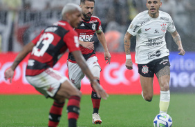 Fbio Santos correndo com a bola dominada durante jogo contra o Flamengo