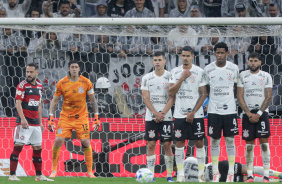 Jogadores do Corinthians armando barreira antes de cobrana de falta do Flamengo