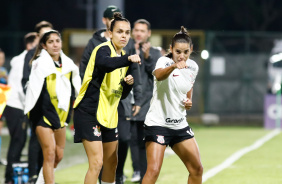 Millene e Gabi Portilho comemorando o gol do Corinthians