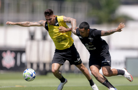 Gustavo Silva e Matheus Bidu em disputa de bola