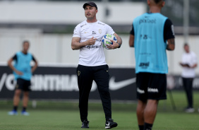 Auxiliar Cauan de Almeida passando orientaes aos jogadores em treino no CT