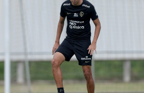 Cantillo com a bola em seu p participando de treino