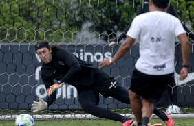 Cssio defendendo chute durante treino de goleiros