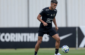 Fausto Vera observando a bola vir em sua direo enquanto participa de atividade