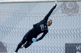 Felipe Longo, goleiro do Sub-20, se esticando durante treino do profissional