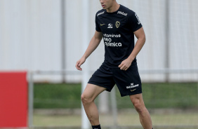 Gabriel Moscardo com a bola em seu domínio durante treino