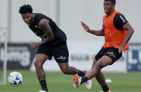 Gil tentando roubar a bola de Felipe Augusto em treino matinal