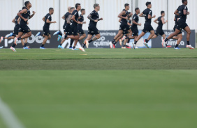 Jogadores do Corinthians correndo em atividade no CT Joaquim Grava