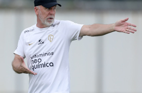 Mano Menezes gesticulando em treino matinal no CT