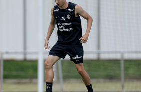 Matheus Araújo com a bola em seu domínio