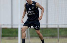 Matheus Arajo com a bola em seu domnio