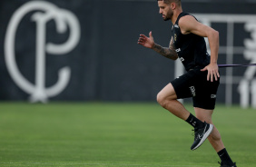 Renato Augusto correndo enquanto faz trabalho de fora